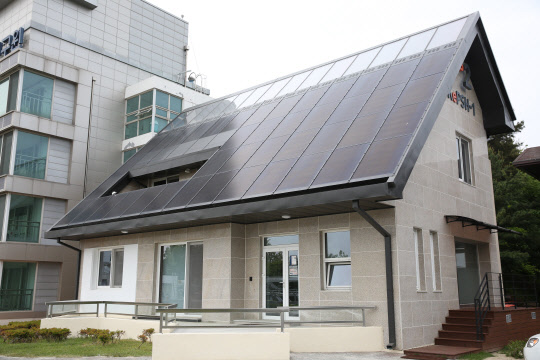 에너지기술연이 구축한 '도시형 신재생에너지 플러스에너지 커뮤니티' 공간의 주거용 건물로, 태양광과 태양열을 동시에 생산하는 '태양광·열(BIPVT)'가 지붕에 설치돼 있다.